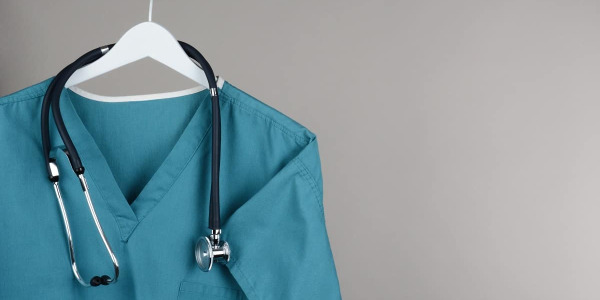 Jakie są najlepsze sposoby na połączenie funkcjonalności i estetyki w odzieży medycznej?